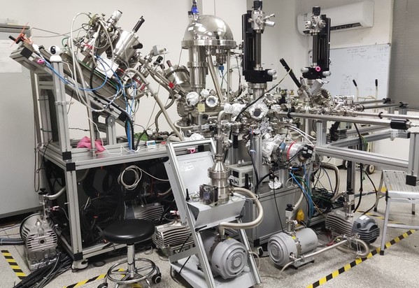 Angle-resolved photoelectron spectrometer