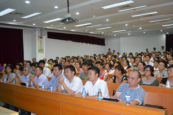 11.08.30 纺织与服装工程学院隆重召开2011级新生家长会.jpg